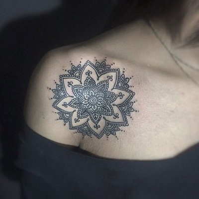  Tatouage mandala devant l'épaule